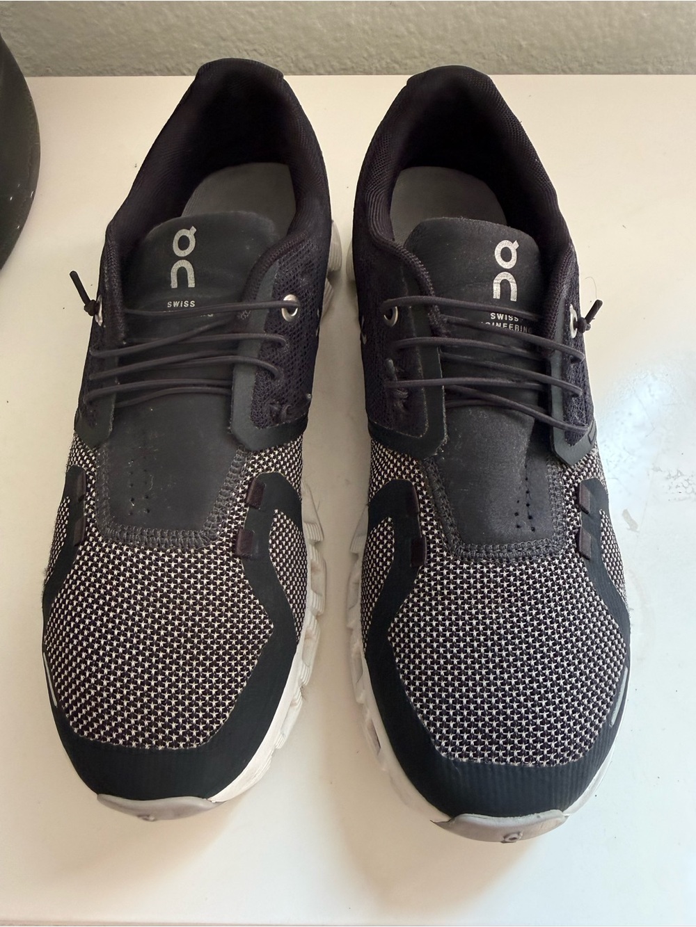 On Running cloud 5 Women size 9  Athletic Shoes in Black and White - Picture 3 of 8